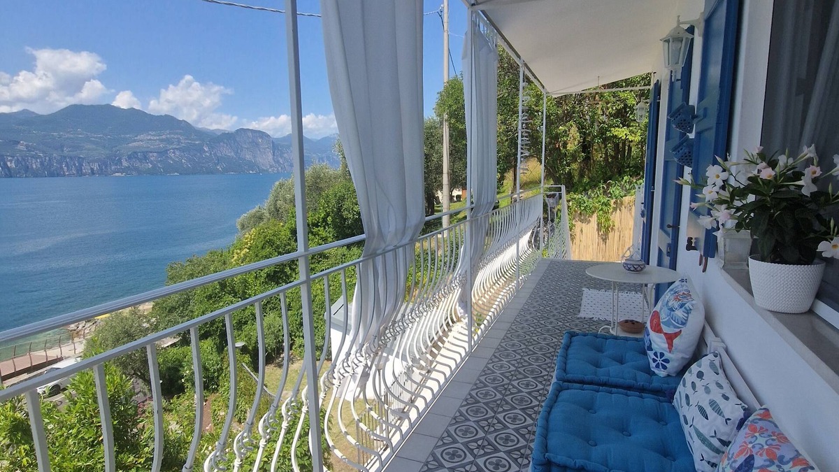 Brenzone sul Garda Cottage | The Nest small cottage facing the lake