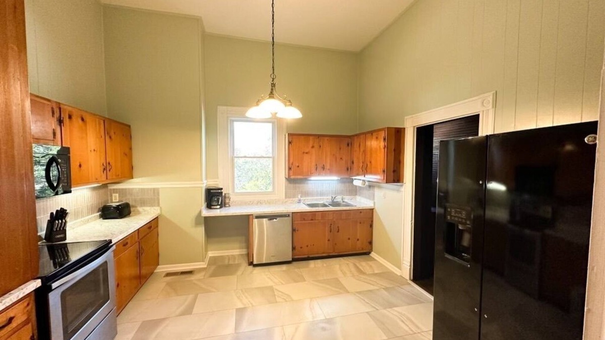 Thomaston House | The Nelson House @ 420 Howell Street is located between URMC and the Square!