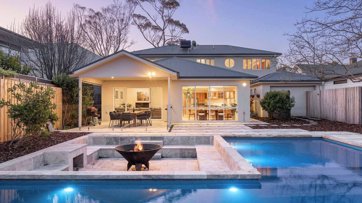 McCrae House | The Nepean | 100m to Beach, Pool & Fire Pit