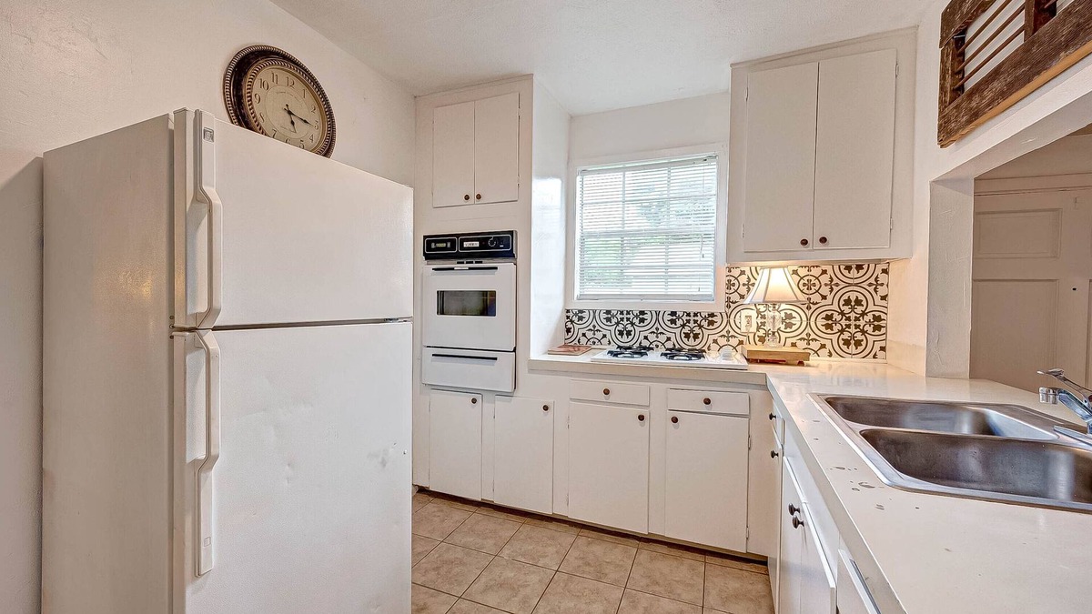 Garden Oaks House | The Nero—2BR garage apartment Pet Friendly with private backyard. NO PARTIES!