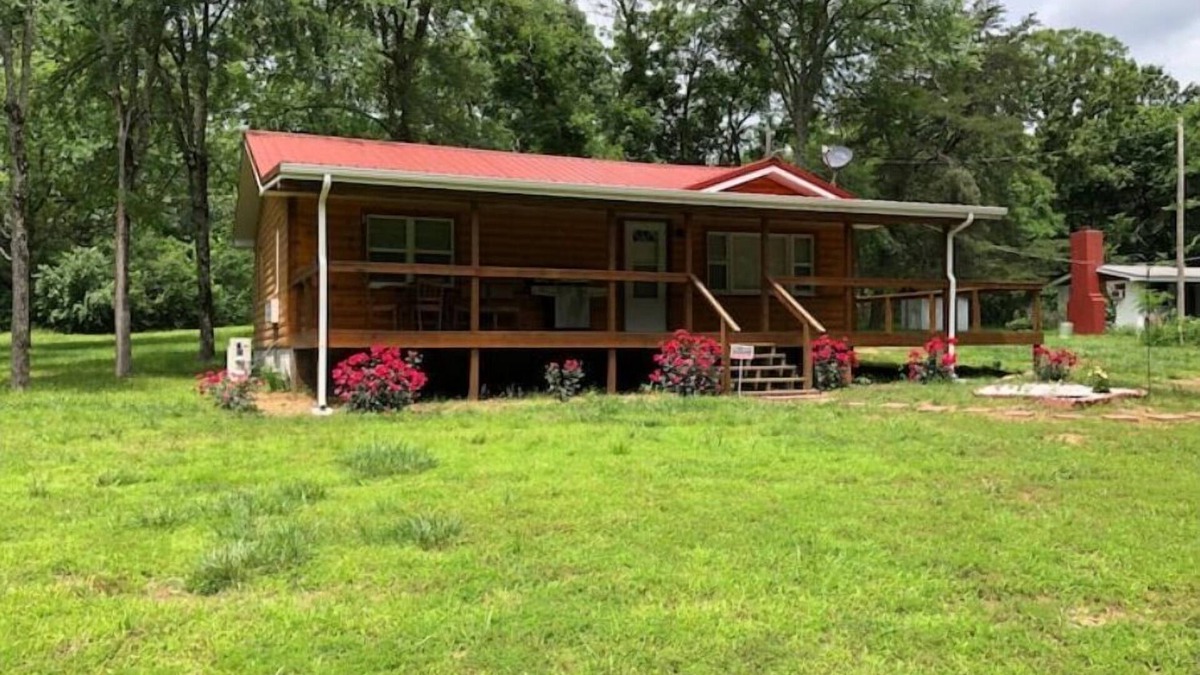 Eagle Rock Cabin | The Nest a Cozy Cabin at Table Rock Lake - two blocks to water, large deck