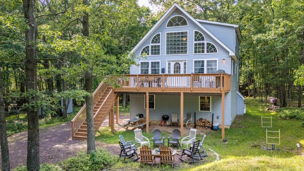 Briar Crest Woods Ski Chalet | The Nest at Brier Crest by AvantStay | Game Room, Expansive Deck & Fire Pit