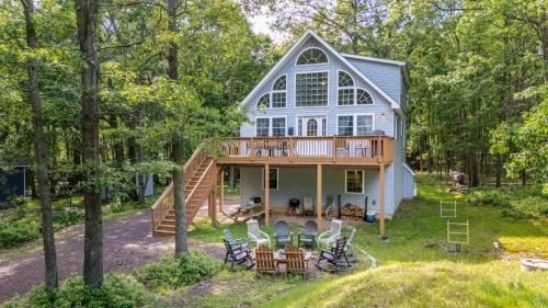 Briar Crest Woods Ski Chalet | The Nest at Brier Crest by AvantStay Game Room Expansive Deck Fire Pit