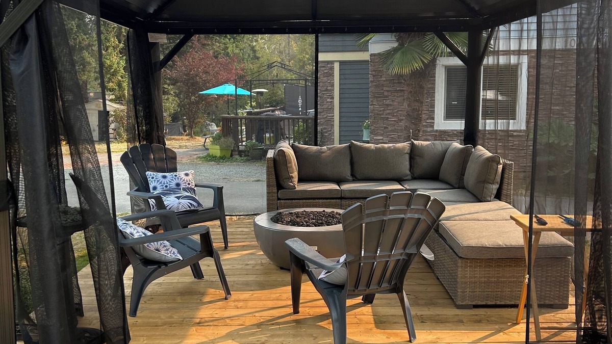 North Saanich House | 🌿 “The Nest” Beautiful Property! Stylish 2 Bedroom Suite. Main Level of Home.