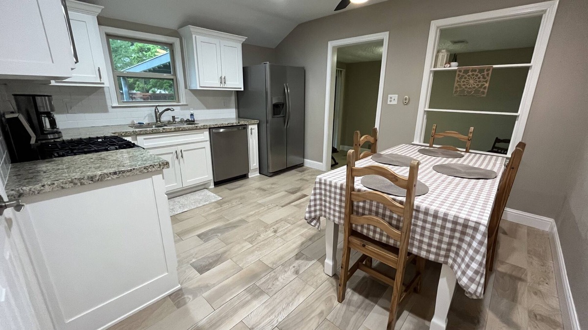 Groves House | The Nest - centrally located - 2 bed/1 bath home