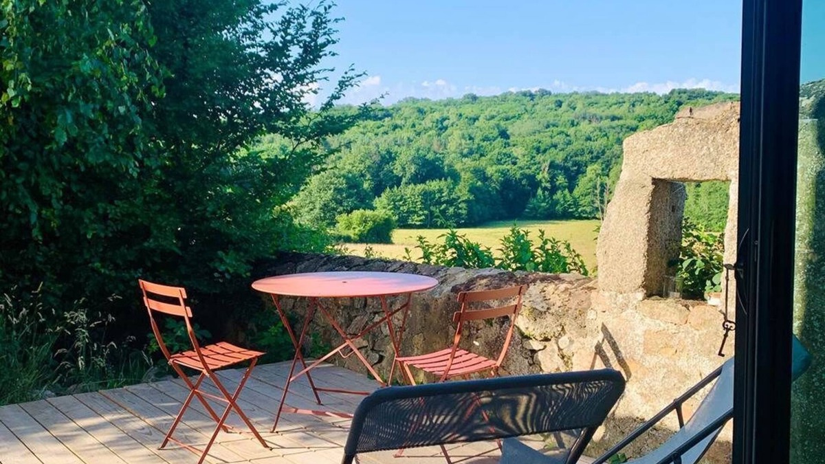 Bussieres (Yonne) Apartment | The Nest - mini-gîte with a wonderful view