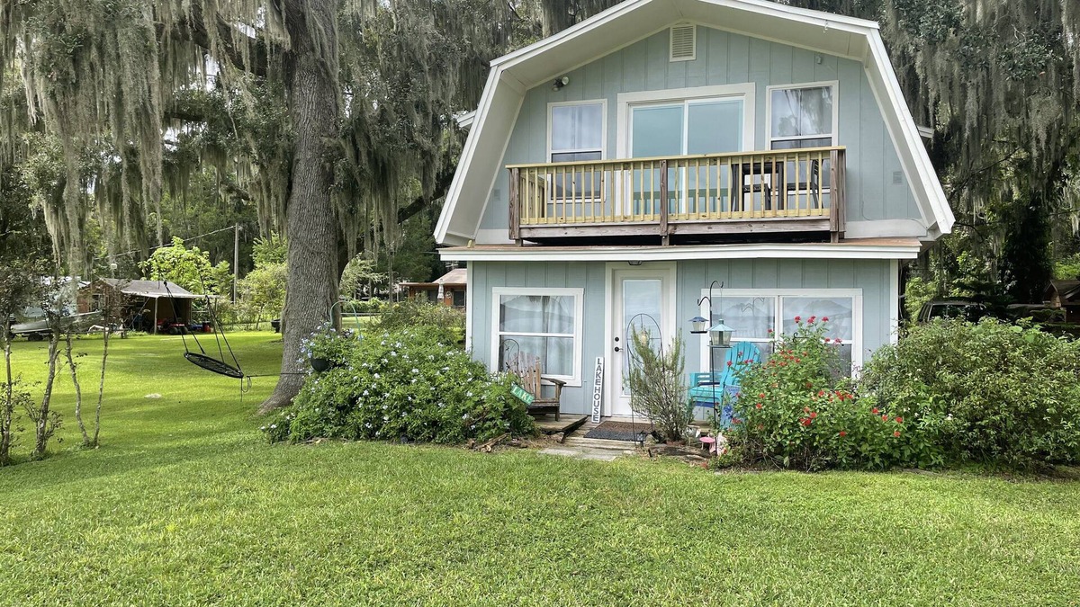 Melrose Cottage | The Nest on Lake Santa Fe in Melrose, FL