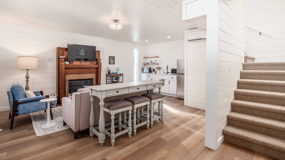 New Plymouth Cabin | The Nest + Pickleball Court l Hot Tub l Hiking