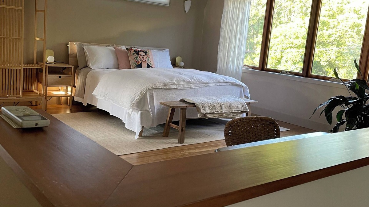 Somers Apartment | The Nest - Restful studio retreat for couples. Short 10 min walk to the beach.