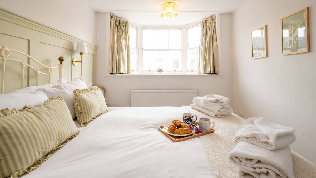 Aldeburgh Cottage | The Nest - sleeps 4 guests in 2 bedrooms