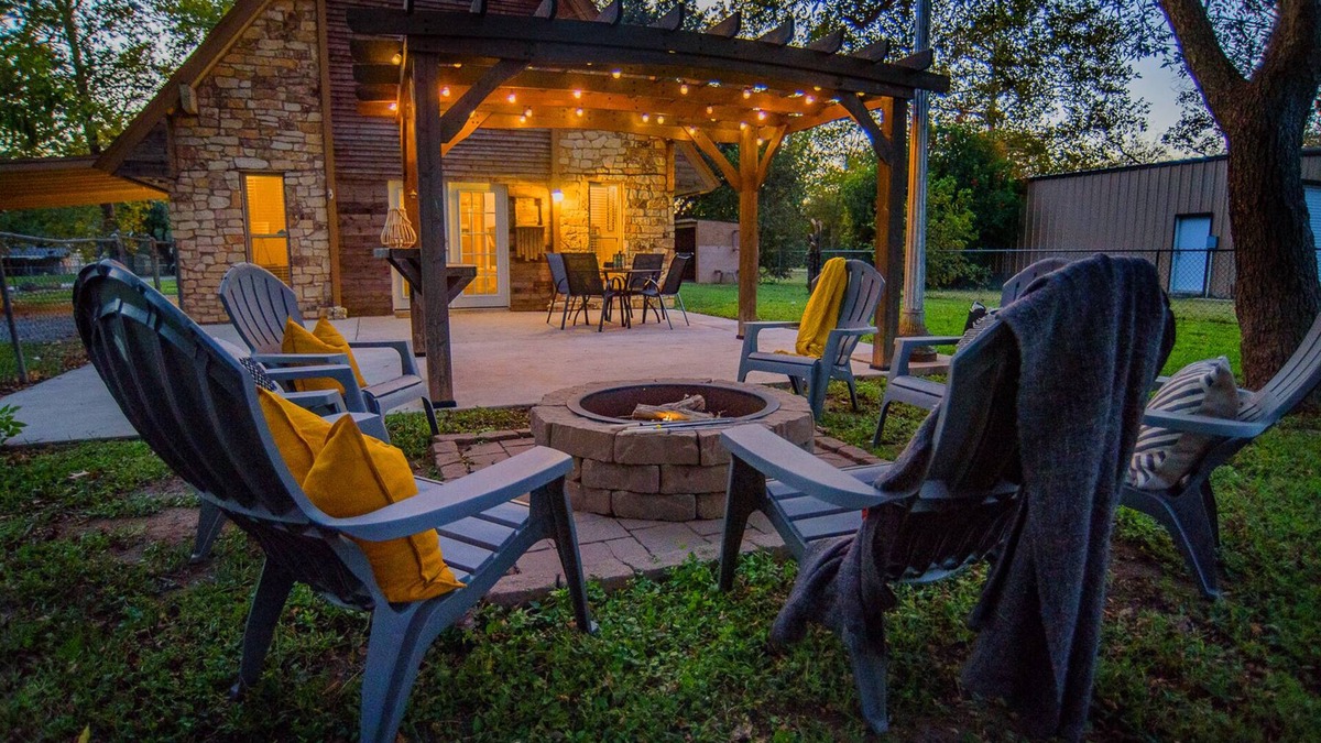 Seguin House | The NEST | Unique A-Frame Home | KING BED