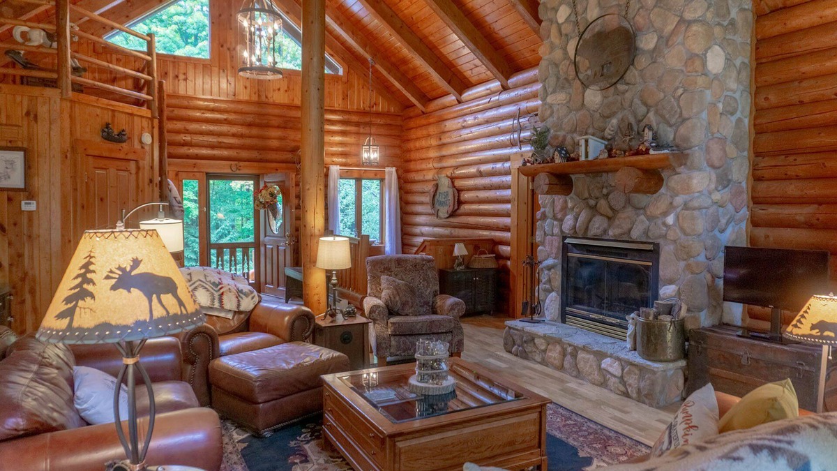 Gaylord House | The Nodding Bear - Spacious Log Cabin