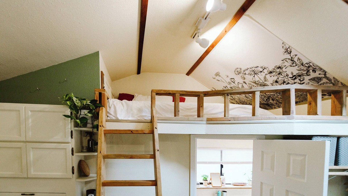 Lacey Apartment | The Nook, a craftsman studio with everything you need