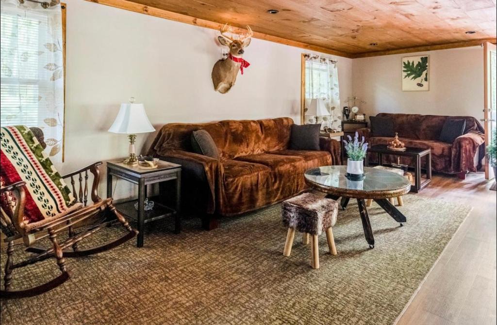 East Stroudsburg House | The Nook Lodge - cabin with hot tub at Shawnee and Camelback Mtn