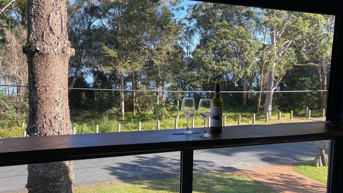 Smiths Lake House | The Norfolk - Pacific Palms Holidays