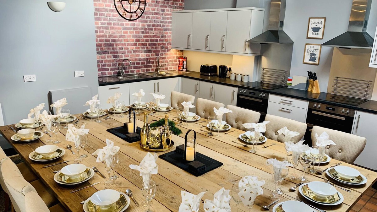 Flint Apartment | The North Wales Gathering - 9 Bedroom - EV Charging