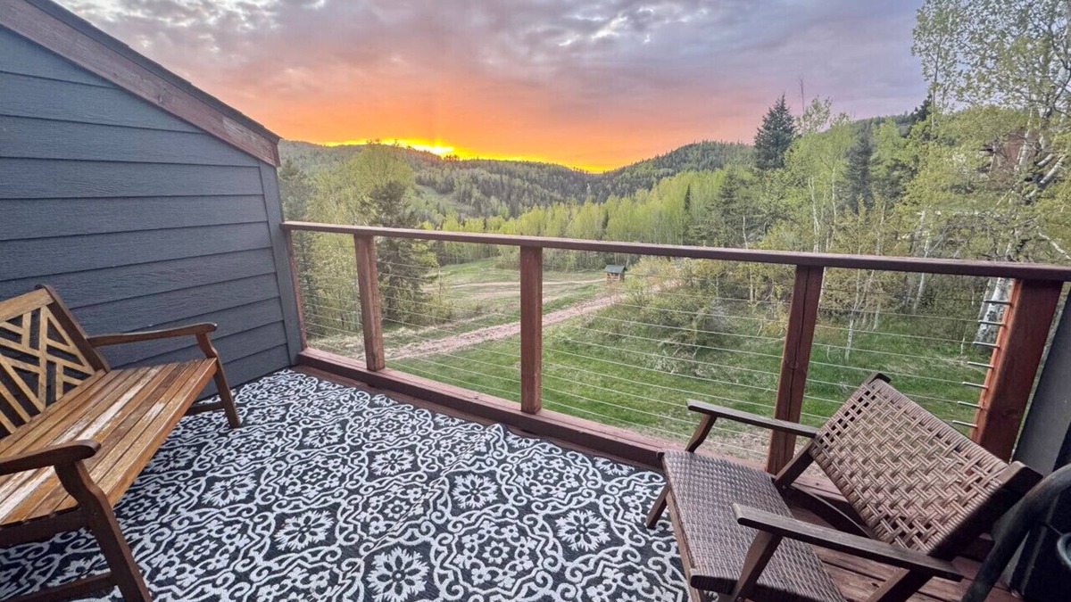 Lutsen House | The Oak Cottage Ski in out Pool Hot Tub Views of Lutsen Mtn