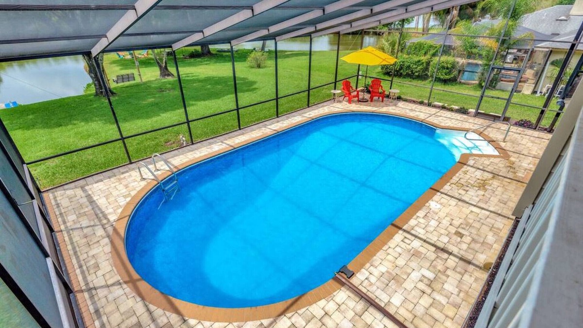 Lakeview Village House | The Oak house. HEATED Pool. Waterfront. Fire pit. Swings