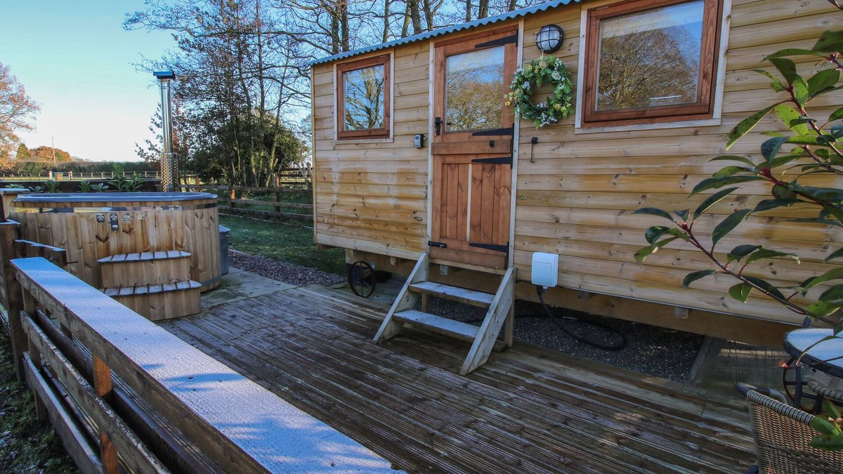 Whitchurch Cottage | THE OAK HUT, pet friendly, with hot tub in Whitchurch