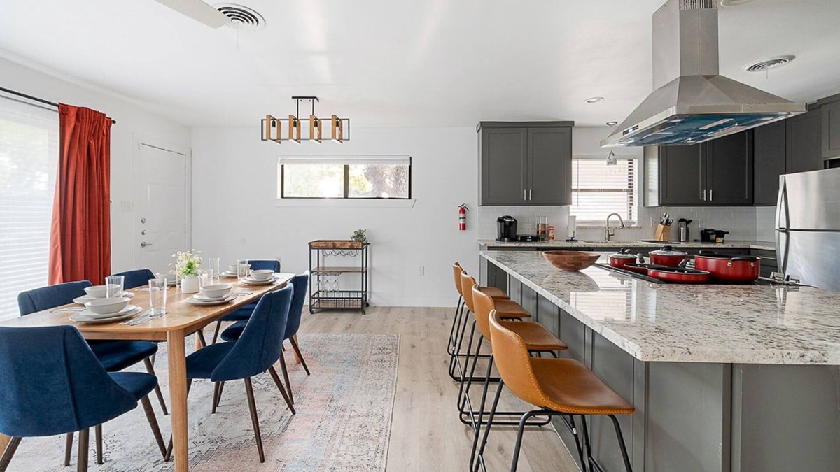 Richardson House | The Oak | King Bed & HUGE Backyard
