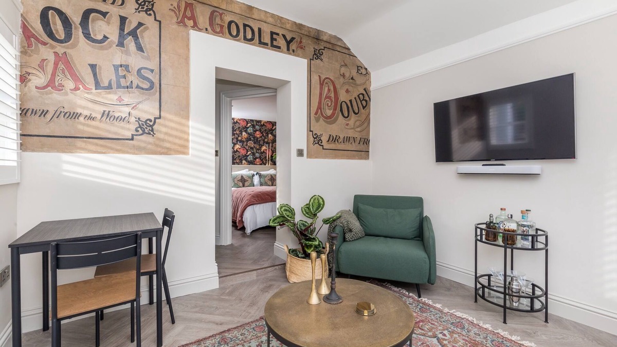 Hurstpierpoint Apartment | The Oak Rooms - Historic Charm & Luxury