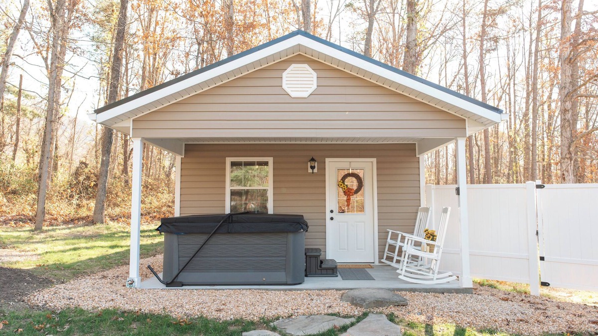 Grottoes Cabin | The Oak Tree House- Firepit, Hot Tub, Mountain Views!