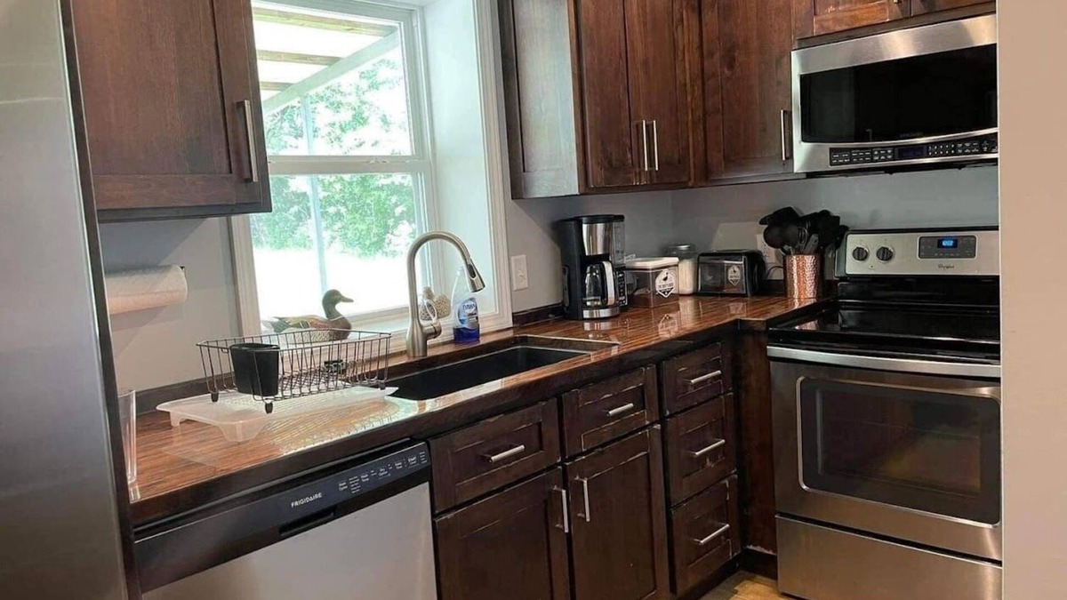 Emporia Cabin | "The Oaks" a country retreat just 2 miles away from town.
