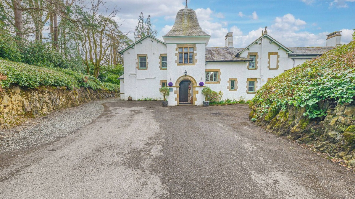 Bowness-on-Windermere House | THE OAKS, family friendly, with hot tub in Bowness-On-Windermere