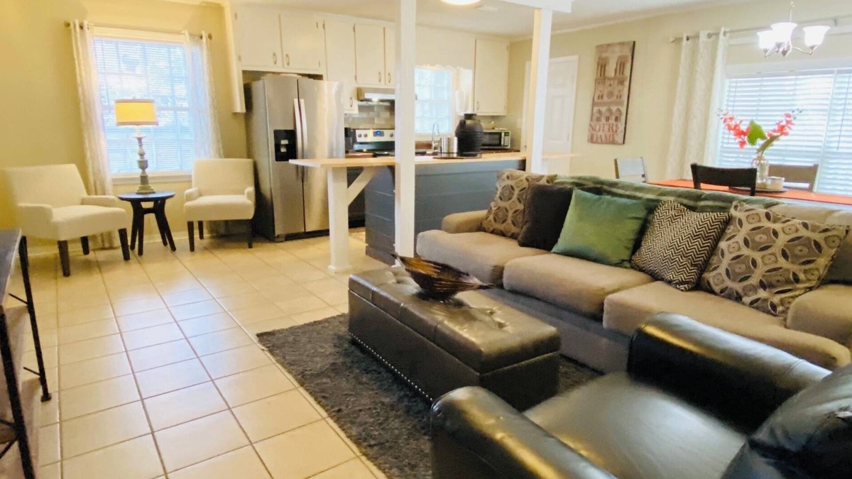 Mobile House | The Oaks Vanderbilt location is adjacent to USA campus and Azalea golf course