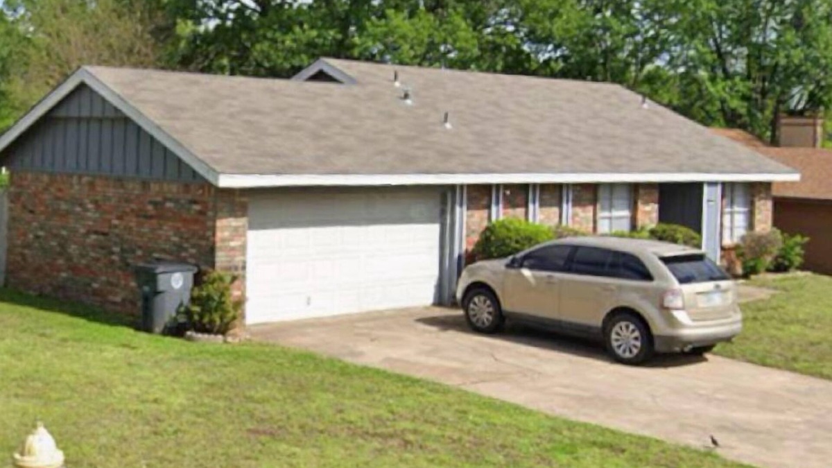 Tulsa House | “The Oakwood” Sleeps 6! Quiet Area! Community Swimming Pool! Near Downtown BOK!