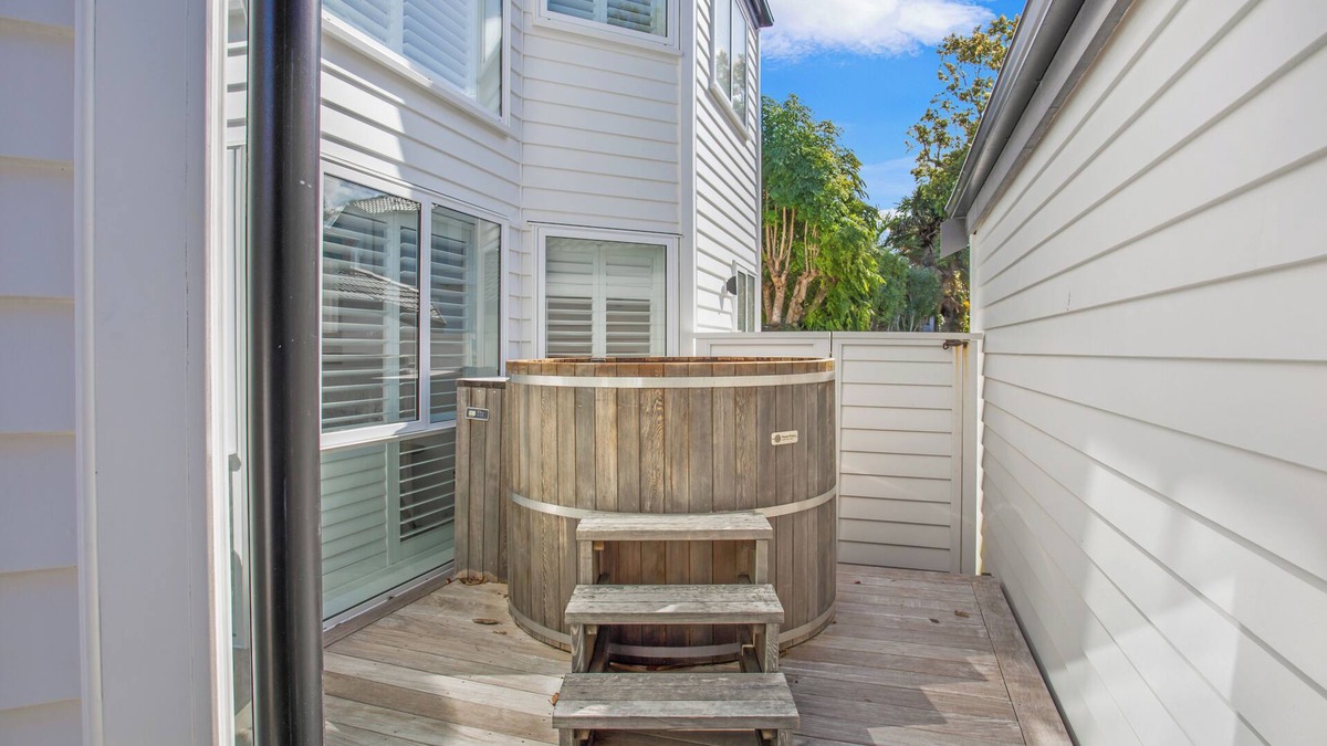Takapuna Apartment | The Oasis Home with Hot Tub and Parking