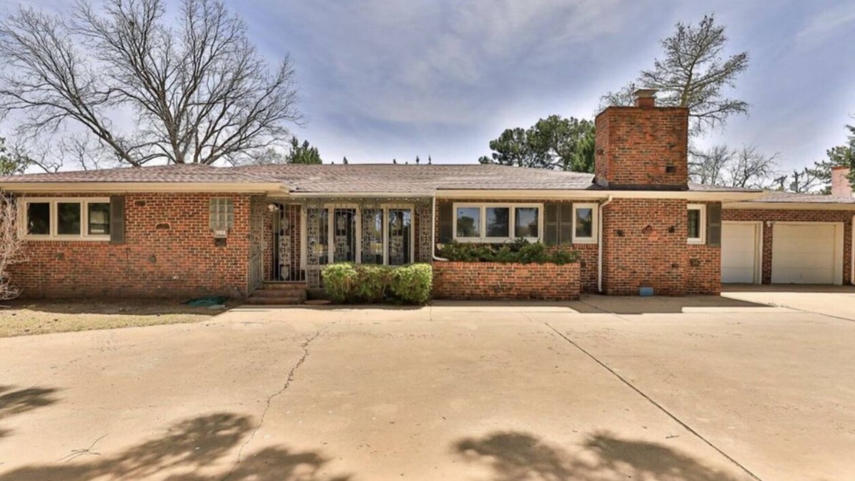 Tech Terrace House | The Oasis on 19th Street