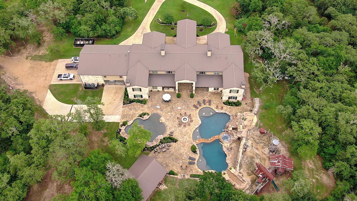 Brazos Valley Cabin | The Oasis on 358, Luxury Safari Estate, 8BR, Sleeps 20, Resort-Style Pools
