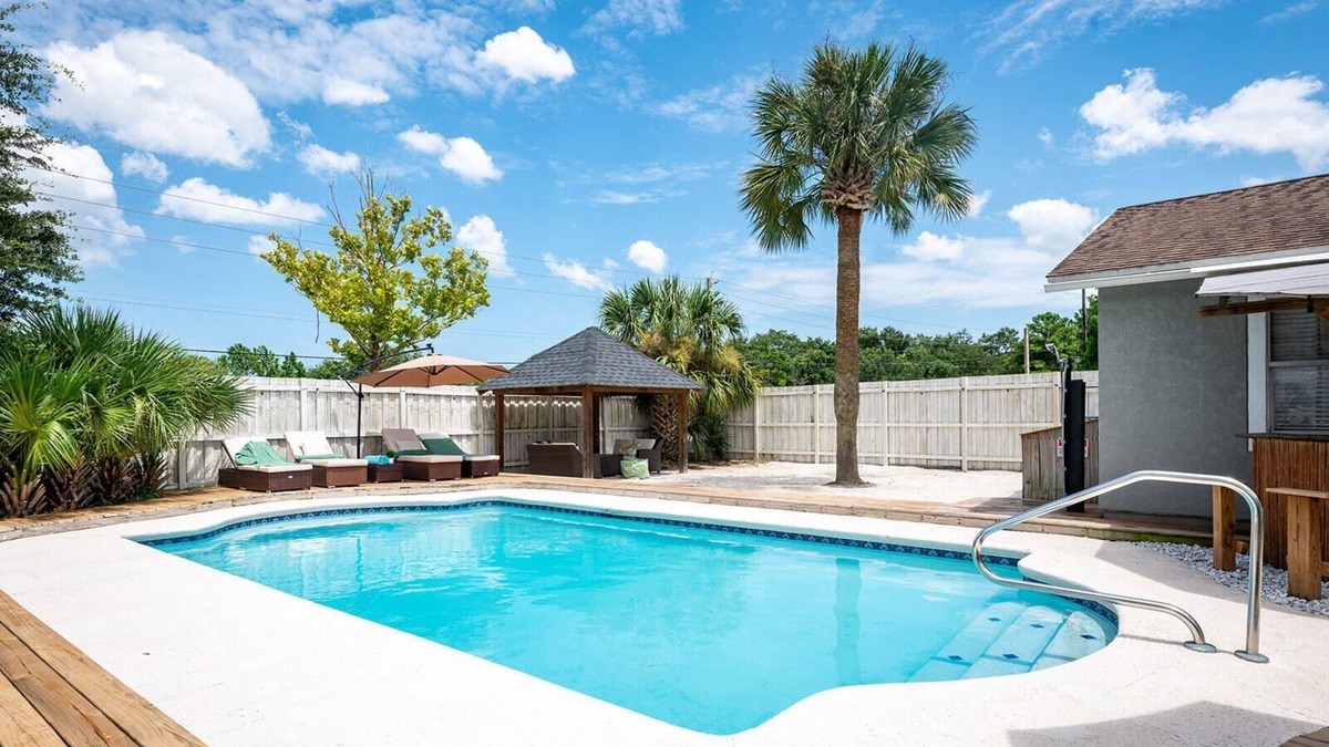 Girvin House | The Oasis Retreat Jax w/HEATED Pool, Tikibar/Lounge area ⛱