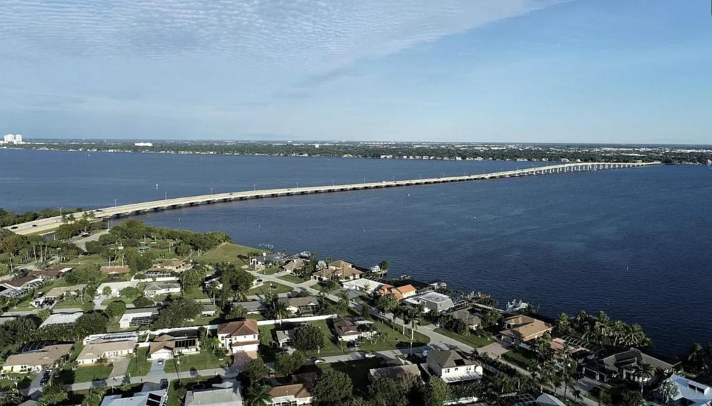 Caloosahatchee House | The Oasis