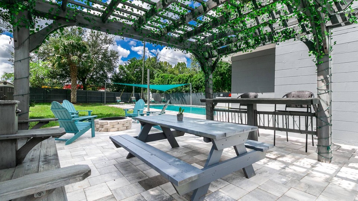 Gainesville House | The Oasis w/New Salt Pool Walk to Publix & Restaurants - 1 Mile to UF