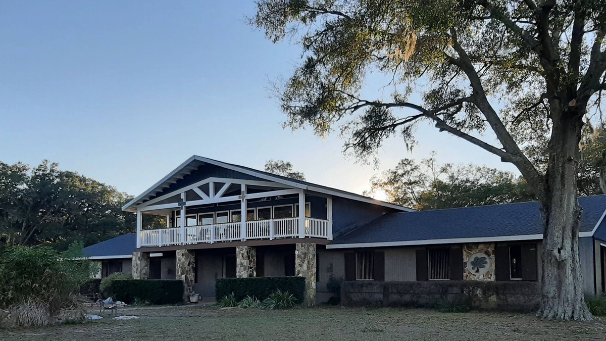 Citra Apartment | The "Observatory". A spacious apartment on a gated horse farm.