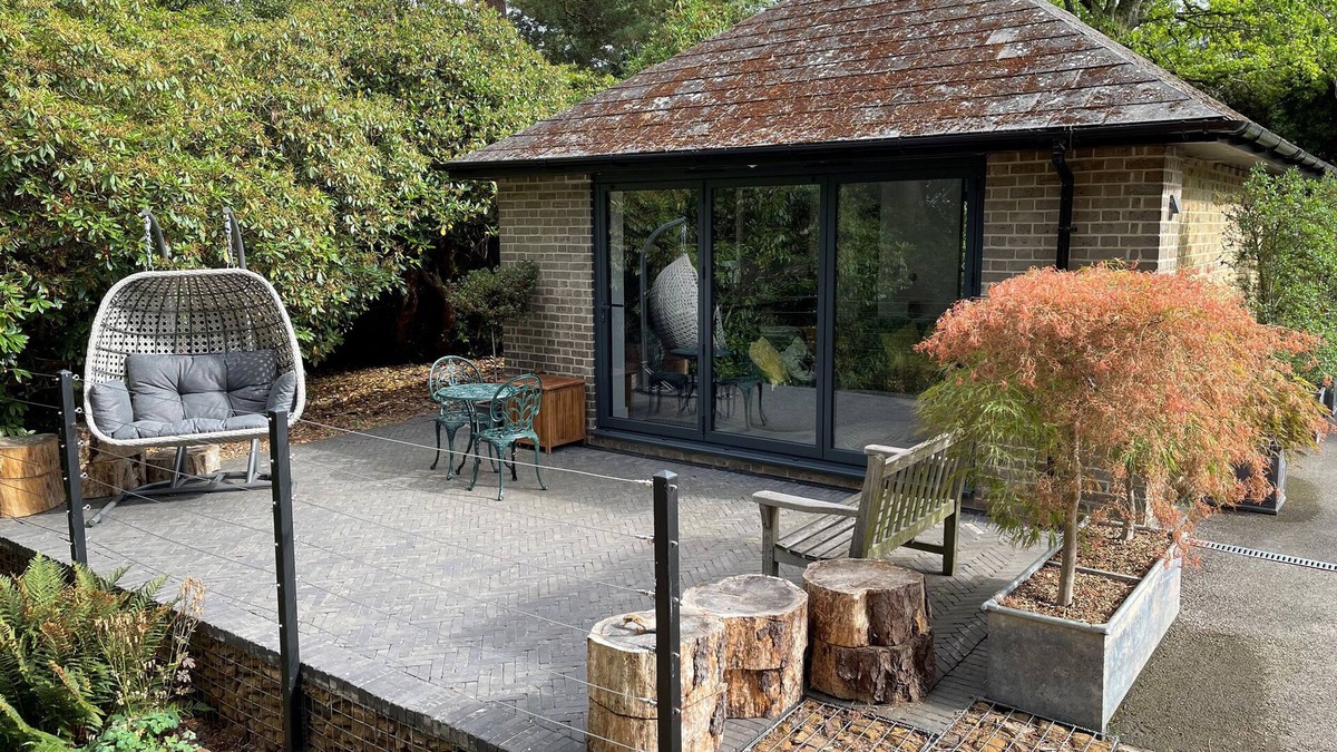 Dorking Cottage | THE OBSERVATORY ANNEXE, pet friendly, with a garden in Dorking