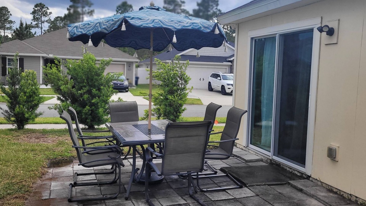 Yulee House | The Ocean Sunflower Cottage 🌻Conviently located to beaches, airport & shopping.