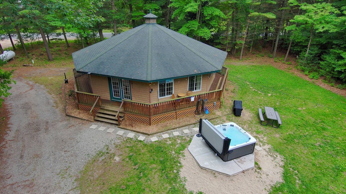 Pentwater House | The Octagon & APT - Hot tub, Game room, 1.8 miles to Lake Michigan beach