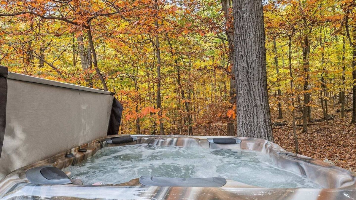Kabletown Cabin | The Oculus - Huge Cabin with a Hot Tub!