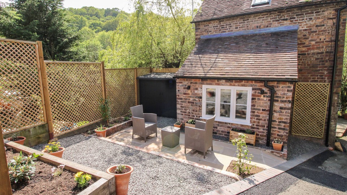 Coalbrookdale House | THE OFFICE, romantic, with a garden in Ironbridge