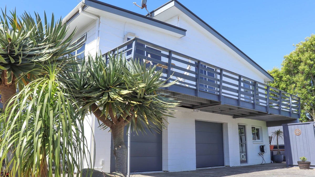 Ohope House | The Ōhope Beach Hideaway: Modern beach house, 3 minutes from white sand beach.
