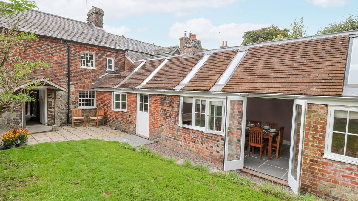 Avebury Cottage | THE OLD BAKEHOUSE, pet friendly, character holiday cottage in Avebury