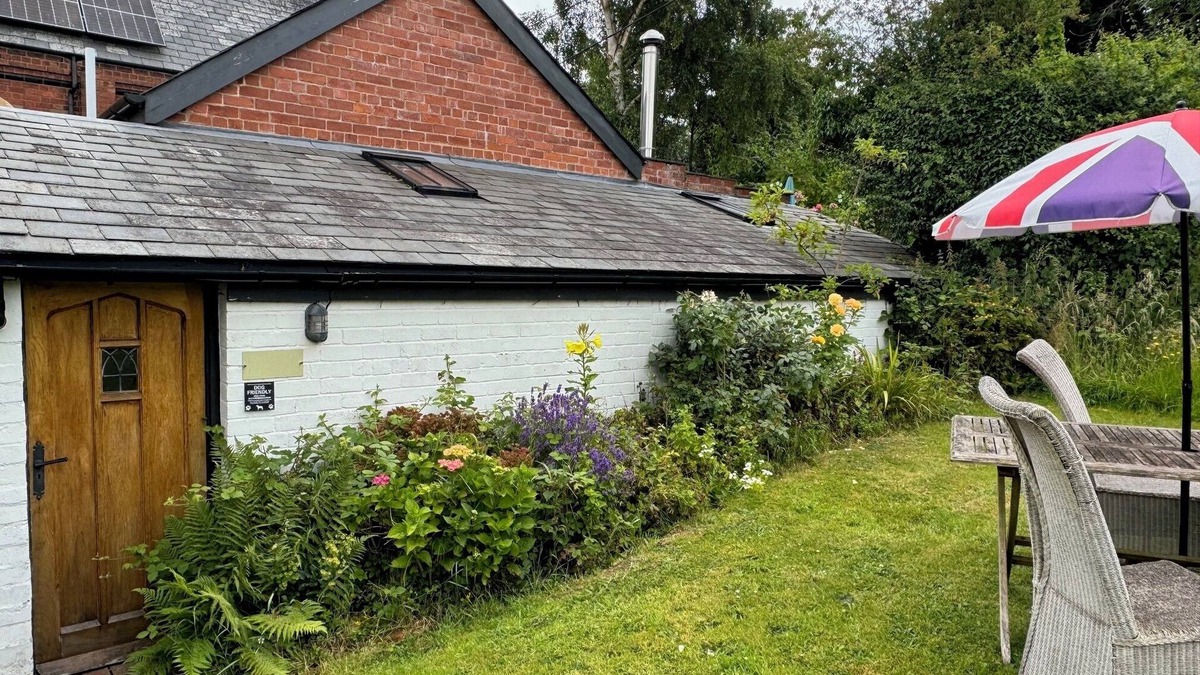 Pembridge Cottage | THE OLD BAKEHOUSE, pet friendly, with open fire in Pembridge