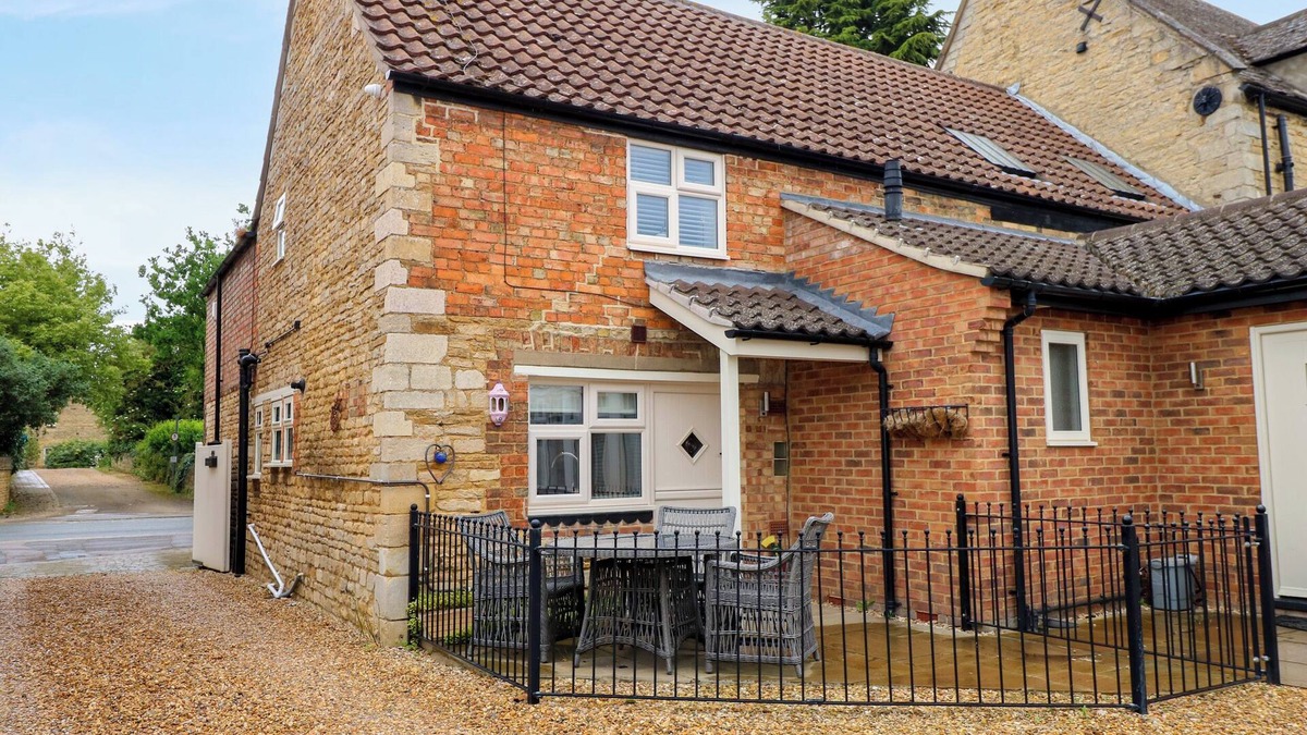 Newborough Cottage | THE OLD BAKERY COTTAGE, pet friendly, with a garden in Peterborough