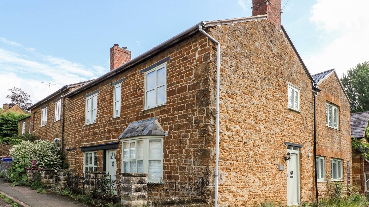 Hook Norton House | THE OLD BAKERY, family friendly, with a garden in Hook Norton
