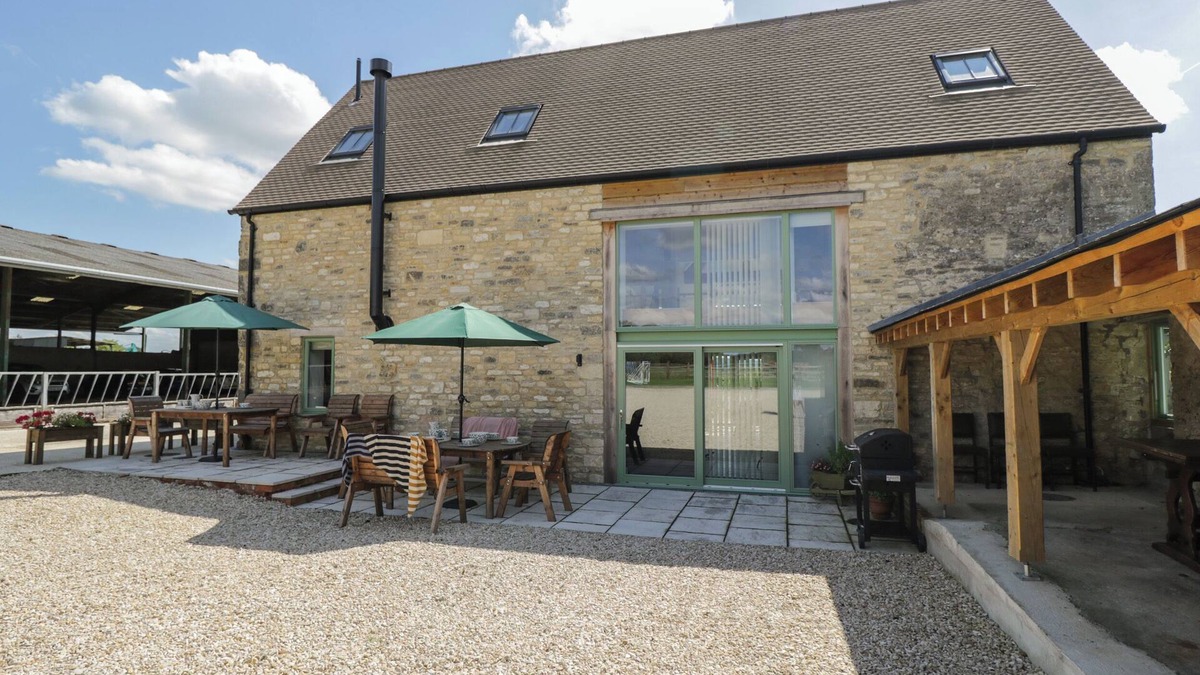 South Leigh Cottage | THE OLD BARN, character holiday cottage, with open fire in Eynsham