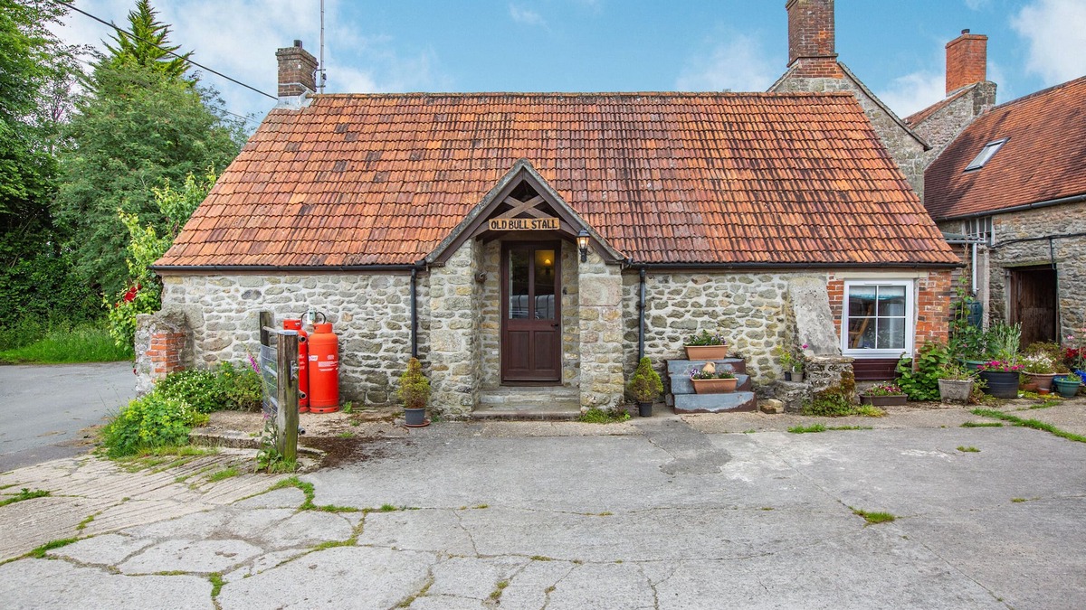 Penselwood Cottage | THE OLD BULL STALL, pet friendly, with a garden in Penselwood