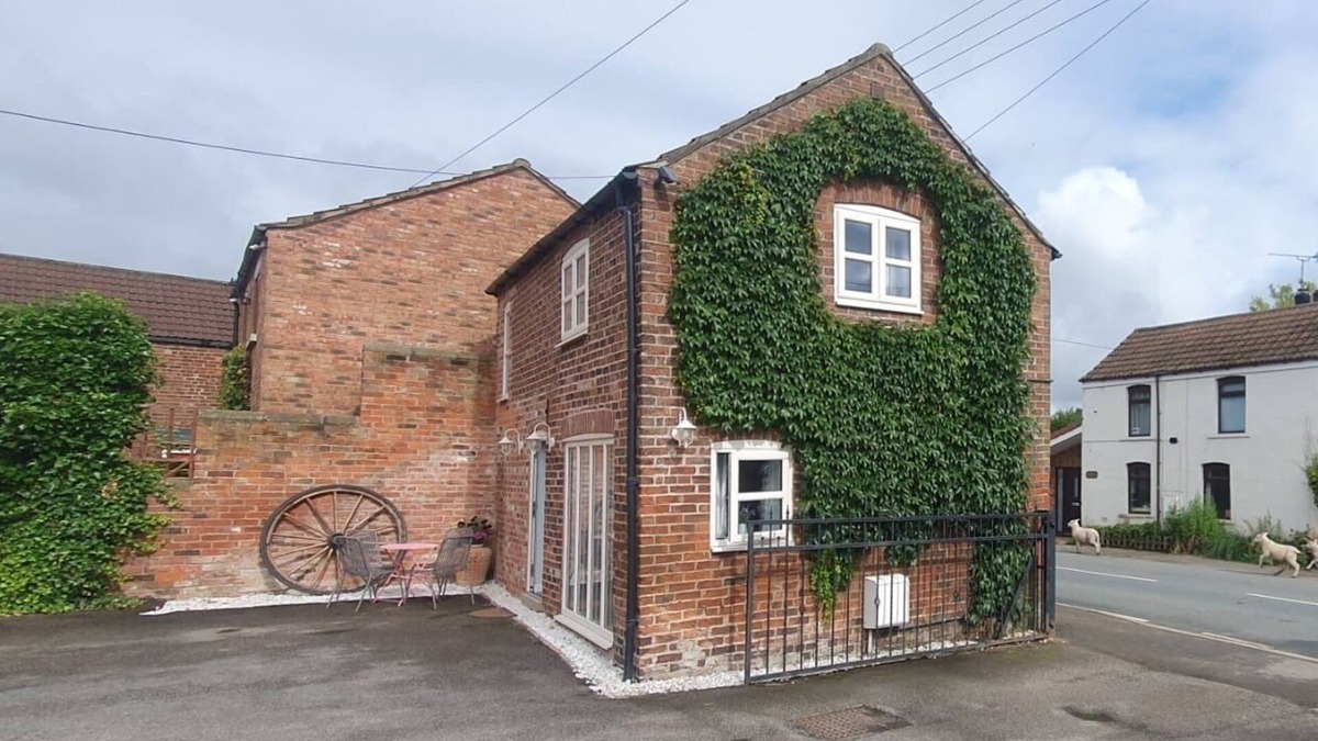 Pollington House | The Old Cart Shed. A beautiful country cottage barn conversion near York & Selby